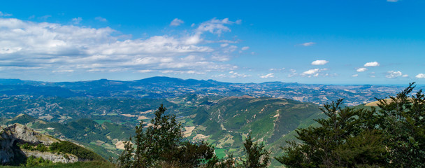 Fototapeta na wymiar Lungo il sentiero 201 da val d'abisso al monte Nerone