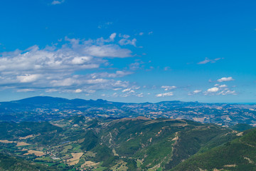 Obraz premium Lungo il sentiero 201 da val d'abisso al monte Nerone