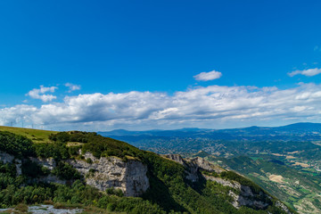 Fototapeta na wymiar Lungo il sentiero 201 da val d'abisso al monte Nerone
