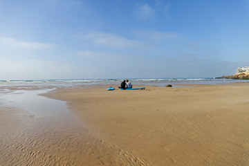 Surfer am Strand in Marokko