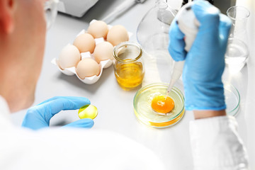 Świeżość jaj. Badanie laboratoryjne. Badanie jakości jaj w laboratorium . - obrazy, fototapety, plakaty