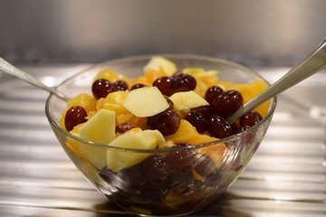 Obstsalat aus verschiedenen frischen Früchten in einer Glasschüssel