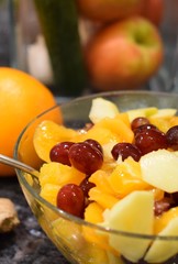 Obstsalat aus verschiedenen frischen Früchten in einer Glasschüssel