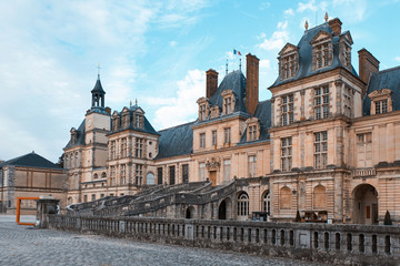 Obraz premium The Palace of Fontainebleau at daylight