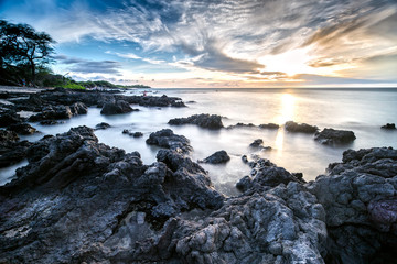 Sunset at Anaehoomalu Beach in Big Island, Hawaii - obrazy, fototapety, plakaty