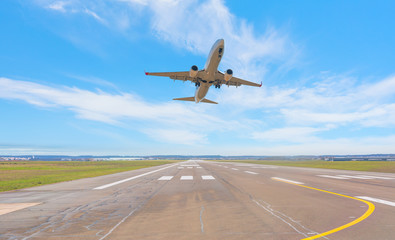 Naklejka premium Start samolotu z lotniska - Podróżuj transportem lotniczym