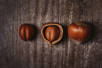 Obraz premium top view of hazelnuts on wooden surface
