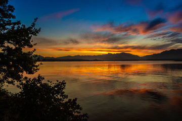 Fototapeta na wymiar Stunning sunset on the shores of the Upper Zurich Lake near Rapperswil, Switzerland