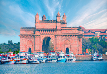 Das Gateway of India und Boote vom Hafen aus gesehen - Mumbai, Indien