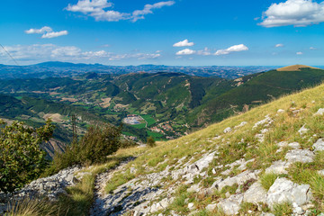 Fototapeta na wymiar Lungo il sentiero 201 da val d'abisso al Monte Nerone