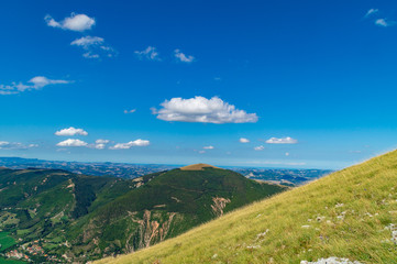Fototapeta na wymiar Lungo il sentiero 201 da val d'abisso al Monte Nerone