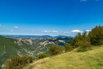 Vista lungo il sentiero 201 da val d'abisso al monte Nerone