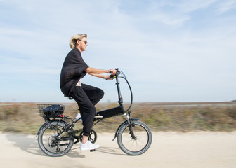 Frau auf Fahrradrad woman with e-bike