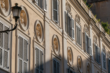 Facciata palazzo con busti