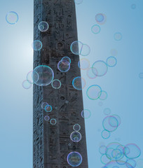 Obelisco con bolle di sapone