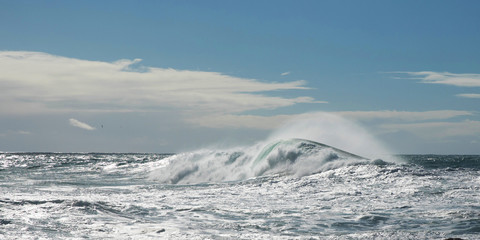 Fototapeta premium ocean waves breaking natural background 