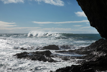 Fototapeta na wymiar ocean waves breaking natural background 