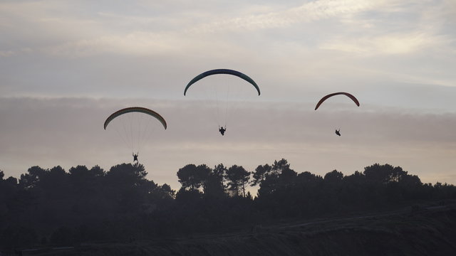Parapendio paracadute sul mare