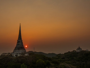 Obraz premium sunset over the mountain with pagoda