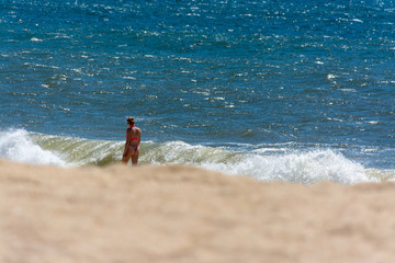Frau am Strand von Figueira da Foz