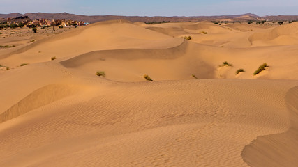 Fototapeta na wymiar Trekking Tour durch die Wüste Sahara im Süden Marokko. 