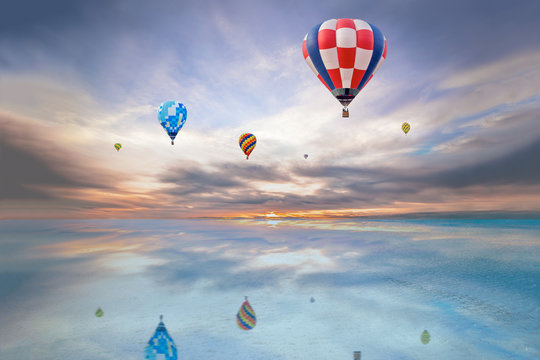 朝焼けの空をフライトする数機の熱気球。夢、ノンビリ,スローライフ、イメージ