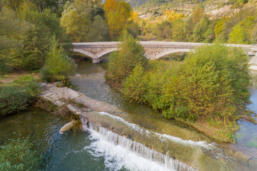 Fototapeta na wymiar Luftbild einer Brücke über einen Fluss