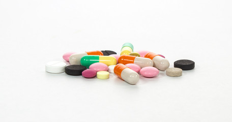 Obraz na płótnie Canvas vitamins, pills and tablets on a white background