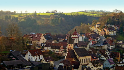 malerische Stadtansicht von  Wildberg im Nordschwarzwald an sonnigem Herbsttag