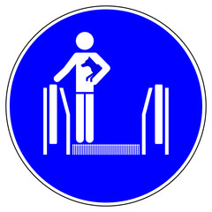 ssne1 SafetySignNewEscalator ssne - shas547 SignHealthAndSafety shas - German / Gebotszeichen: Rolltreppe - Kleintiere - english / mandatory action sign: escalator - dogs must be carried - g6856