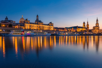 Elbufer in Dresden- Blick auf die Altstadt mit Fahrgastschiff in der blauen Stunde (Langzeitbelichtung)