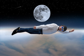 Superheld fliegt vor dem Mond