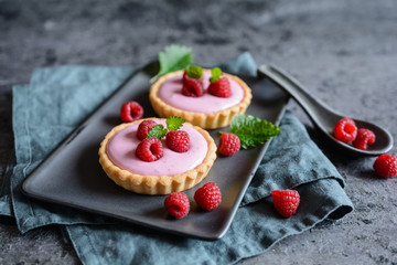 Sweet tartlets with raspberry mascarpone cream