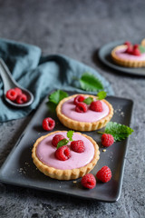 Sweet tartlets with raspberry mascarpone cream