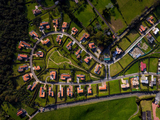 Fotografía aérea de una urbanización en el municipio de Envigado, Antioquia (Colombia) - obrazy, fototapety, plakaty