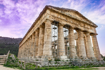 Obraz premium The Temple of Venus in Segesta, ancient greek town in Sicily, Italy.