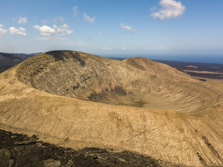 Vista aerea di Timanfaya, parco nazionale, Caldera Blanca, vista panoramica di vulcani, montagne, vigneti, terreno, natura selvaggia, Lanzarote, Isole Canarie, Spagna