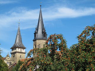 Kirchturm und Schlossturm der Stadt Öhringen in Baden-Wuerttemberg Deutschland im Herbst