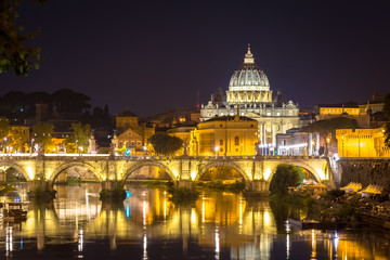 Fototapeta premium Watykan: Święty Piotr z odbiciem mostu w nocy