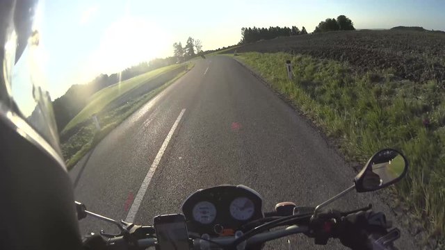 Motorrad auf kurviger Landstra&szlig;e 2 4k