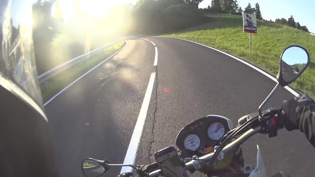Motorrad auf kurviger Landstra&szlig;e 1 4k