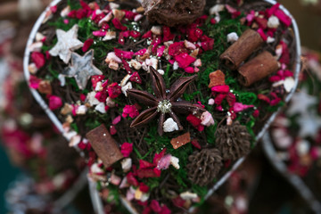 Liebes Herz aus getrockneten Gewürzen mit Anis und Zimt als Geschenk für Weihnachten