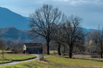 Fototapeta na wymiar abandoned house in central Italian rural landscape in autumn