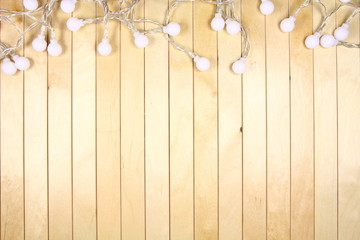 Tło, tapeta do życzeń - motyw świąteczny - drewniana podkładka z białymi lampkami - obrazy, fototapety, plakaty