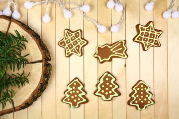 Boże Narodzenie - dekoracja świąteczna - drewniany pień z ozdobną gałązką i malowanymi piernikami © Cezzar