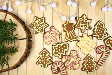 Tapeta świąteczna - Boże Narodzenie - drewniany pień z gaązką ozdobną o malowanymi piernikami © Cezzar