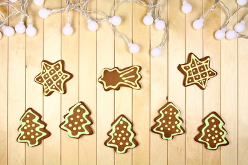 Tapeta świąteczna - Xmas - kolorowe pierniki - choinka, gwiazda z białymi lampkami - jasne tło © Cezzar