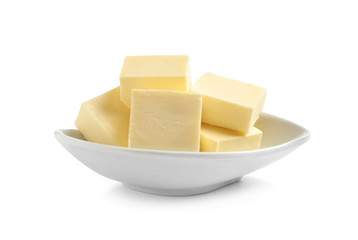 Keramische schotel met gesneden boter op witte achtergrond