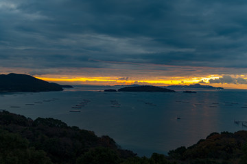 日生諸島の鹿久居島、鶴島が瀬戸内海の朝日に浮かぶ様子が明媚