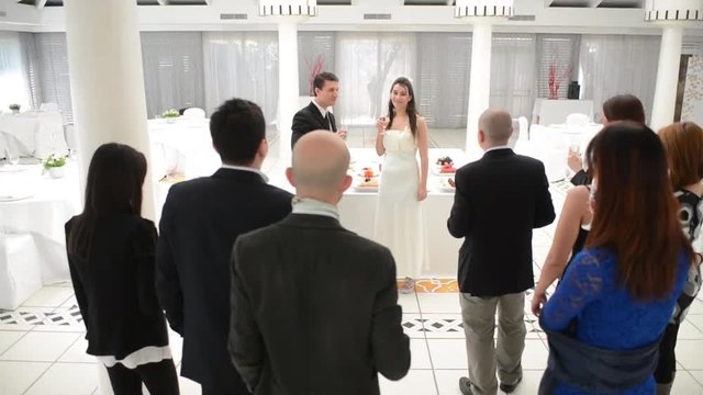 giovani sposi brindano con dello spumante il giorno del loro matrimonio